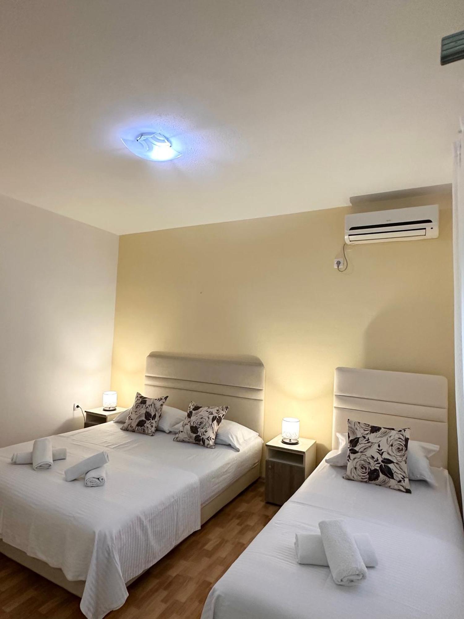 Apartmens Xhenis Lux Ulcinj Exteriör bild